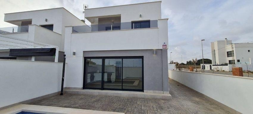 THREE BEDROOM TWO BATHROOM VILLA IN VILLAMARTIN