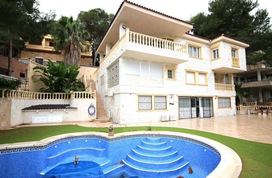 6 Bedroom 3 Bathroom Villa in Orihuela Costa