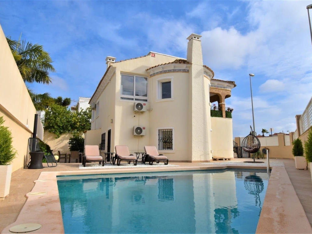 5 Bedroom 2 Bathroom Villa in Orihuela Costa