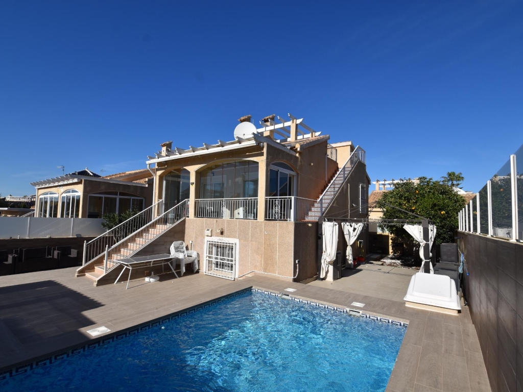 3 Bedroom 2 Bathroom Villa in Torrevieja