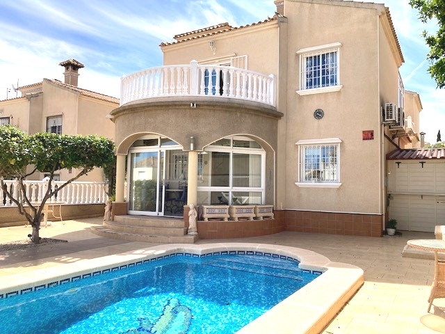 THREE BEDROOM TWO BATHROOM VILLA WITH PRIVATE POOL