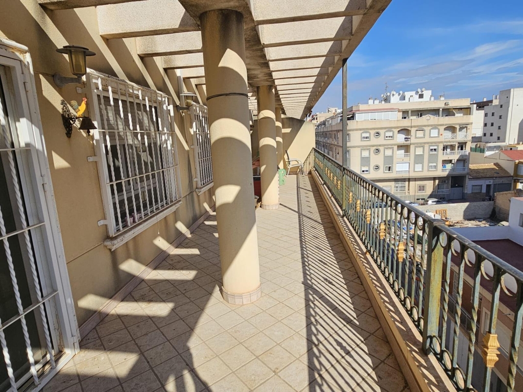 Apartamento en ESQUINA ATICO céntrico cerca de la Playa del Cura